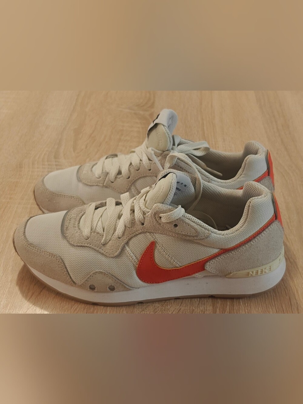 Nike Venture Runner Women’s 7.5 White Rush Orange Suede Retro Sneakers